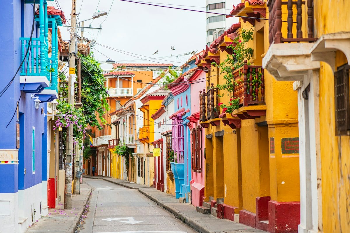 Arquitectura y fachadas de colores en el centro histórico de Cartagena de Indias