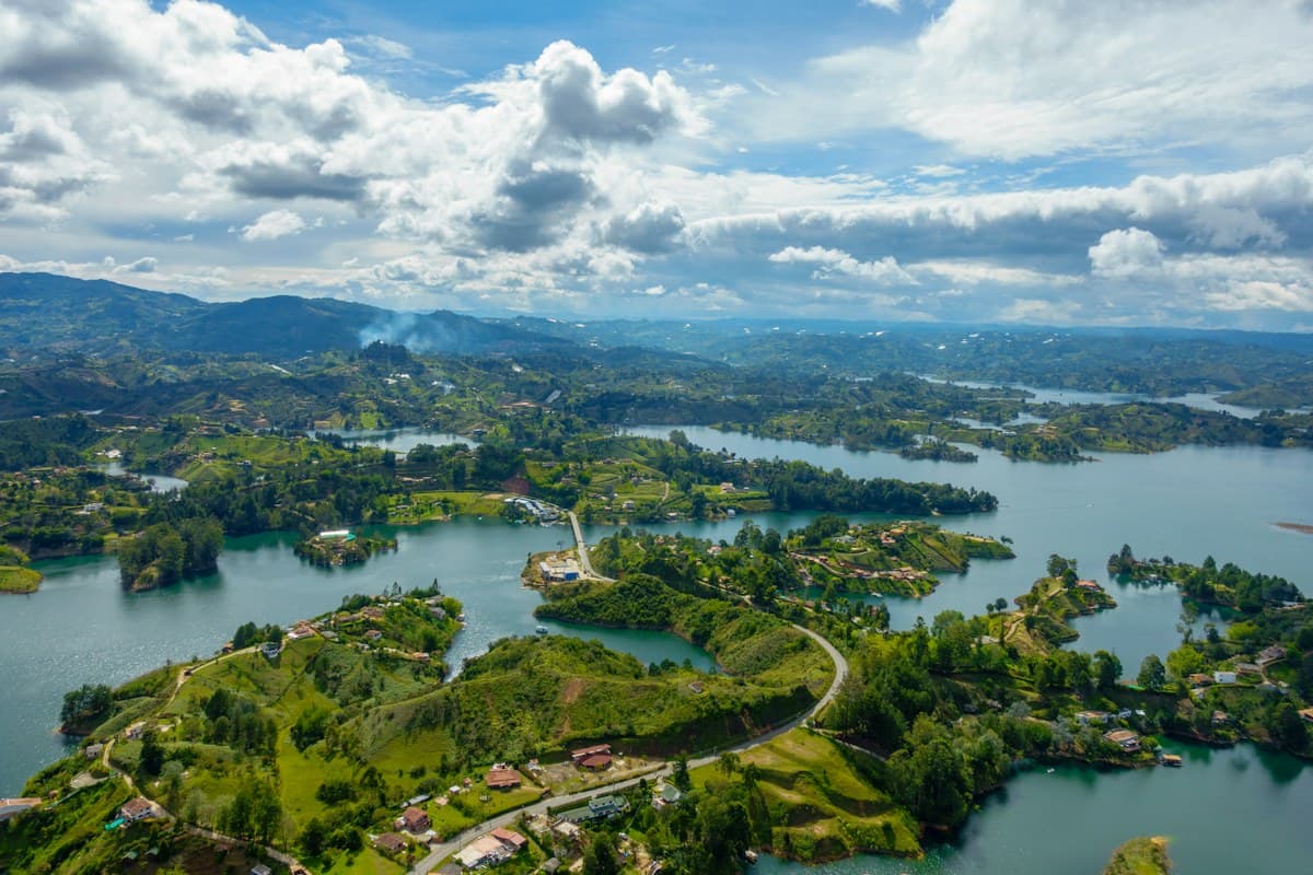 Vista de los islotes y el embalse de Guatapé en Antioquia